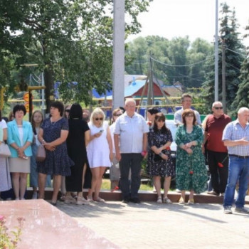 Сегодня в с.Старые Уруссу у сквера “Сад памяти” состоялся митинг, приуроченный Дню ветеранов боевых действий, участников локальных войн и вооруженных конфликтов.Митинг начался с возложения венков и цветов к мемориалу